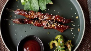 Yakitori 'yi bir restoranda tavuk tabağıyla kapat.