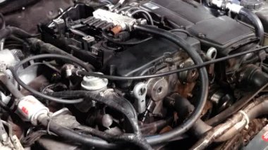 Bir arabanın motor bölmesini kapatın.