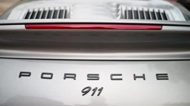Chisinau, Moldova - 1 Mayıs 2024: Gümüş renkli bir Porsche 911 arabasının arkası