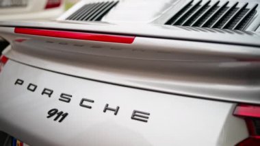 Chisinau, Moldova - 1 Mayıs 2024: Gümüş renkli bir Porsche 911 arabasının arkası