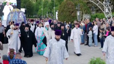 Chisinau, Moldova - 4 Mayıs 2024: Mitropolit Vladimir ve Moldova Kilisesi rahipleri Kudüs, İsa 'nın Doğumu Katedrali' nden Holly Fire 'a doğru yola çıktılar