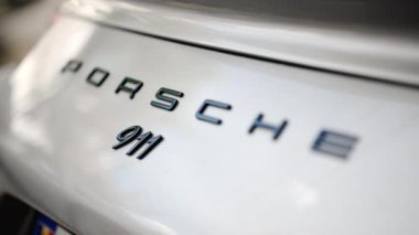 Chisinau, Moldova - 1 Mayıs 2024: Gümüş renkli bir Porsche 911 arabasının arkası