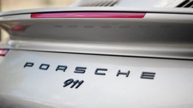 Chisinau, Moldova - 1 Mayıs 2024: Gümüş renkli bir Porsche 911 arabasının arkası