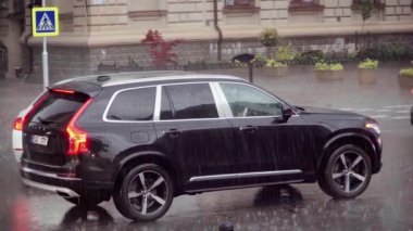 Chisinau, Moldova - 28 Mayıs 2024: Şehir merkezinin sokaklarında yağmur altında hareket eden arabalar