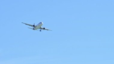 Bulutlu, gri gökyüzünde uçan uçak