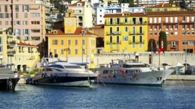 Güzel, Fransa - 12 Mayıs 2024: şehre bakan bir limana demirlemiş beyaz tekneler