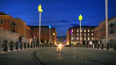 Güzel, Fransa - 12 Mayıs 2024 Akşam Massena Meydanı 'ndan tramvay geçiyor