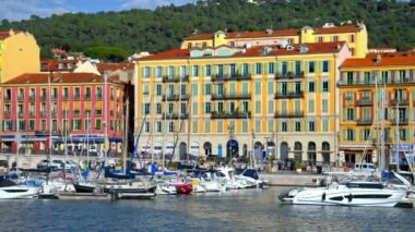 Güzel, Fransa - 12 Mayıs 2024: şehre bakan bir limana demirlemiş beyaz tekneler