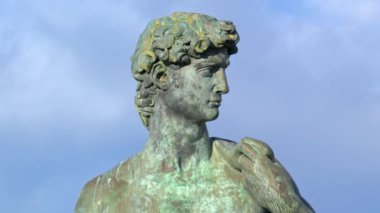 Güzel, Fransa - 12 Mayıs 2024: Mavi gökyüzü arka planında Michelangelo 'nun Davut heykeli