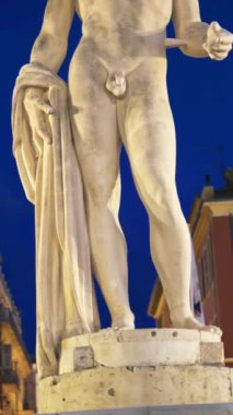 Nice, Fransa - 12 Mayıs 2024: Apollo heykeli akşam Massena Meydanı 'ndaki Fontaine du Soleil çeşmesinde. Dikey