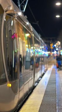 Güzel, Fransa - 12 Mayıs 2024: Tramvay akşam şehir merkezine hareket ediyor. Dikey