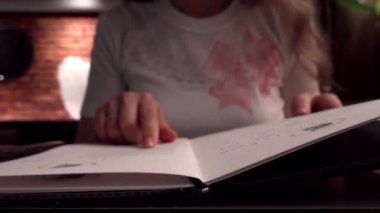 Lokantada menü okuyan bir kadına yaklaş.