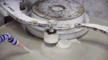 Beyaz, dönen bir sanat enstalasyonunu kapat