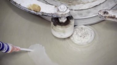 Beyaz, dönen bir sanat enstalasyonunu kapat