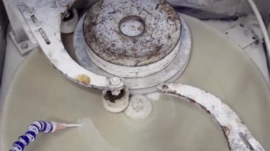 Beyaz, dönen bir sanat enstalasyonunu kapat