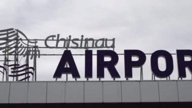 Arka planda gökyüzü olan Chisinau havaalanı tabelası