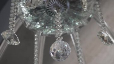 Tavanda asılı duran kristal avizeyi kapat.