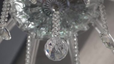 Tavanda asılı duran kristal avizeyi kapat.