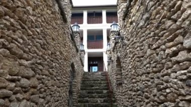 Moldova, Orhei 'de bir restoranın girişindeki eski, taş duvarlar.