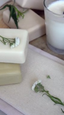 Tahta bir yüzeydeki beyaz mum ve sabunları kapat. Dikey