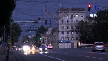Chisinau, Moldova - 14 Haziran 2024: Akşam saatlerinde şehir merkezinin sokaklarında arabalar ve toplu taşımacılık