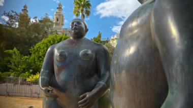 Monte Carlo, Monako - 5 Haziran 2022: Fernando Botero 'nun kamu bahçesindeki Adem ve Havva heykeli