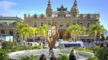 Monte Carlo, Monaco - 8 Haziran 2024: Monte Carlo Kumarhanesi önünde kadın ve erkek heykeli