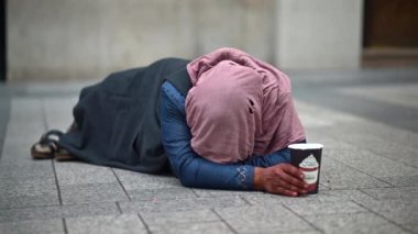 Sokakta dilenen evsiz bir kadın.