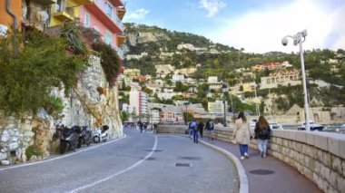 Villefranche sur Mer, Fransa - 8 Haziran 2024: Fransız Rivierası 'ndaki sahil sokağı