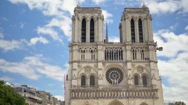 Fransa 'daki Notre-Dame de Paris Katedrali' nin ön yüzü. Arka planda mavi gökyüzü var.