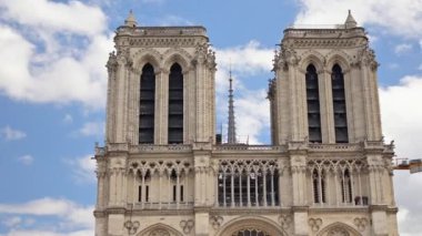 Fransa 'daki Notre-Dame de Paris Katedrali' nin cephesi. Arka planda mavi gökyüzü var.