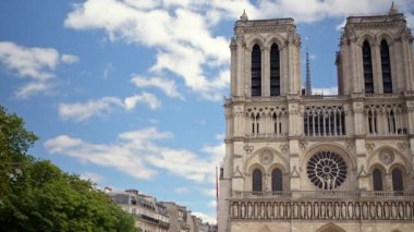 Fransa 'daki Notre-Dame de Paris Katedrali' nin cephesi. Arka planda mavi gökyüzü var.