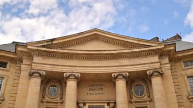 Fransa 'daki Pantheon-Sorbonne Üniversitesi' nde Paris Hukuk Fakültesi.