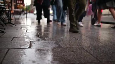 Paris, Fransa 'da insanlar yağmurda sokaklarda yürüyor.