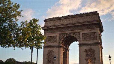 Paris, Fransa - 18 Haziran 2024: Akşam Arc de Triomphe 'nin Önü