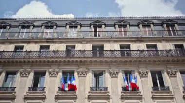 Paris, Fransa 'da bir binada çoklu Fransız bayrakları asılı.
