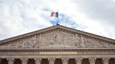 Paris, Fransa - 18 Haziran 2024: Palais Bourbon cephesinde dalgalanan Fransız bayrağı
