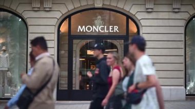 Paris, Fransa - 18 Haziran 2024: Moncler mağazasının önünden geçen insanlar