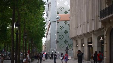 Paris, Fransa - 18 Haziran 2024: Louis Vuitton mağazasının yan görüntüsü