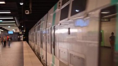 Paris, Fransa - 18 Haziran 2024: Beyaz tren Auber metro istasyonundan ayrılıyor