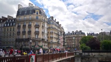 Paris, Fransa - 18 Haziran 2024: İnsanlar Seine nehri üzerindeki Pont au Double köprüsünü geçiyor