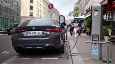 Paris, Fransa - 18 Haziran 2024: Siyah bir BMW i4 'ün arka görüntüsü