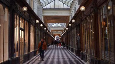 Paris, Fransa - 18 Haziran 2024: Galerie Vro-Dodat 'ta yürüyen insanlar