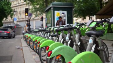 Paris, Fransa - 18 Haziran 2024: Sokağa park edilmiş yeşil elektrikli bisikletler