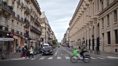 Paris, Fransa - 18 Haziran 2024: İnsanlar caddeden karşıya geçiyorlar.