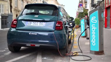 Paris, Fransa - 18 Haziran 2024: Mavi bir Fiat New 500 arabası caddeye hücum ediyor