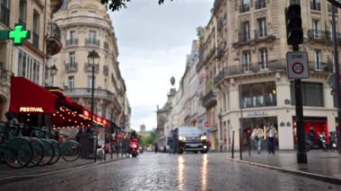 Paris, Fransa - 18 Haziran 2024: Yağmurlu bir günde Paris Bulvarı Sokak Manzarası