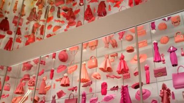 Paris, Fransa - 18 Haziran 2024: La Galerie Dior 'un iç duvarlarında pembe süslemeler