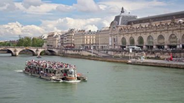 Paris, Fransa - 18 Haziran 2024 Seine nehrinde hareket eden insanlarla dolu bir tekne.