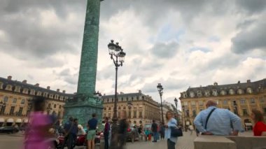 Paris, Fransa - 18 Haziran 2024: Paris, Fransa 'nın birinci arrondissement bölgesindeki Vendme Meydanı' nda gün ışığında hareket eden insanların zaman aşımı